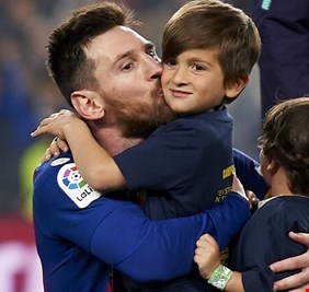 ميسي يخوض تحديا طريفا مع نجله