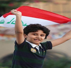 طفل عراقي يرفع علم بلاده في بطولة الخليج العربي