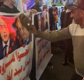 بالصور من ساحة التحرير .. المتظاهرون يطالبون بمنع عبد المهدي ونائبه الغضبان من السفر، ويرمون صورهم بالأحذية