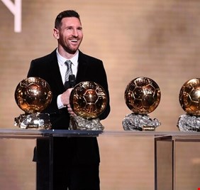 ميسي القادم من كوكب كروي آخر يفوز بالكرة الذهبية السادسة في مسيرته، وخصمه رونالدو يهرب من الإحتفالية !