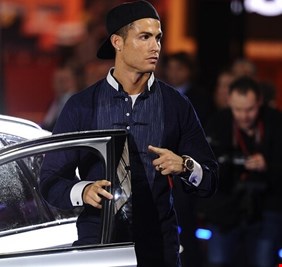 أين كان رونالدو لحظة استلام ميسي للكرة الذهبية؟