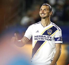 زلاتان يكشف عن وجهته القادمة: أراكم قريبا في إيطاليا