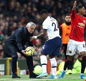 الشياطين الحمر يلحقون بتوتنهام الهزيمة الأولى تحت قيادة مورينيو