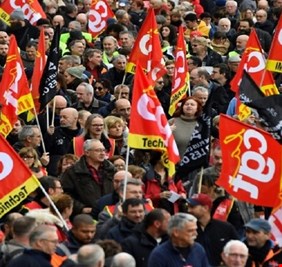 إضراب عام يشل فرنسا لليوم الثاني على التوالي احتجاجا على خطط تغيير نظام التقاعد