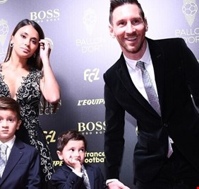 الساحر ميسي يواصل هوايته في حصد الجوائز