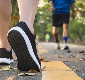 للرجال فقط.. المشي السريع نصف ساعة يوميا يقي من خطر مرض مزمن