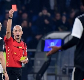 يوفنتوس يتكبد هزيمته الأولى في الموسم بعد طرد مثير للجدل