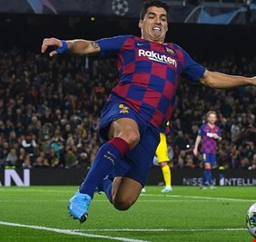 سواريز يواصل التهديف الاستعراضي بكعب جديد