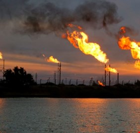 ارتفاع مفاجئ في مخزونات الخام الأمريكية يخفض أسعار النفط