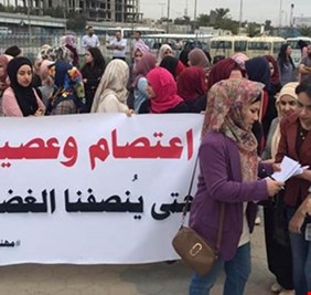 بسبب عدم تنفيذها للوعد الذي قطعته لهم .. متظاهرون يطوقون ابواب وزارة النفط ويعلنون الإعتصام ..