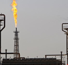 أسعار النفط ترتفع بفعل توقع أوبك عجزا في الإمدادات