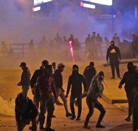 الشرطة اللبنانية تتصدى لمحاولات اقتحام ساحة الاعتصام وسط بيروت