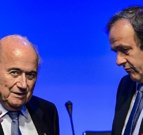 الفيفا يلجأ للقضاء لاسترداد مليوني دولار من بلاتر وبلاتيني