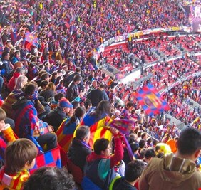 بالصور .. جماهير برشلونة ترفع صوراً لأحد شهداء الناصرية