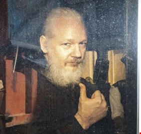 أسانج يدلي بإفادته عبر الفيديو في قضية التنصت على سفارة الإكوادور في لندن