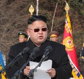 زعيم كوريا الشمالية يجتمع بجنرالاته في ظل التوتر مع واشنطن