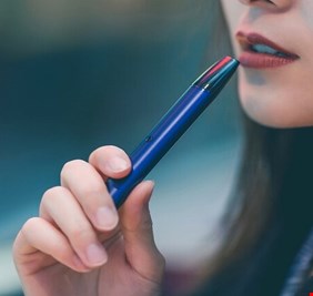 دراسة: السجائر الإلكترونية تضر بالرئتين كالعادية تماما!