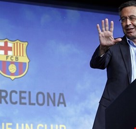 رئيس برشلونة يقدم هدايا من نوع خاص للاعبي فريقه