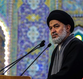 نائب “يفسر” صمت المرجعية عن الشأن السياسي في خطبة الجمعة