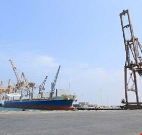 الحوثيون يتهمون التحالف العربي باحتجاز 9 سفن وقود وأخرى غذاء