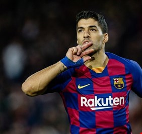 سواريز يلعب حارسا لمرمى منتخب الأوروغواي ويتصدى لكرة ببراعة