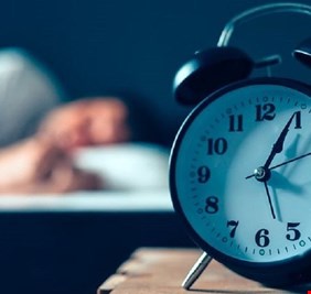 ما أضرار النوم الطويل؟