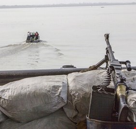 اختطاف 8 بحارة في هجوم على سفينة نفط يونانية في الكاميرون