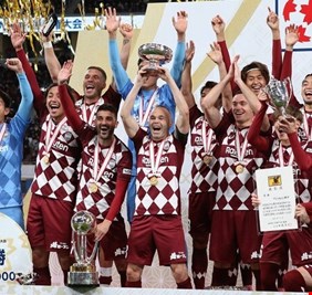 إينيستا يقود فيسيل كوبي للتتويج باللقب الأول في تاريخه