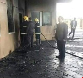 بالصورة .. وزير الداخلية يشرف بنفسه على إزالة مخلفات اقتحام السفارة الاميركية