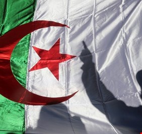 الجزائر تفرج عن نشطاء معارضين اعتقلوا أثناء الاحتجاجات