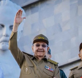 واشنطن تفرض عقوبات على وزير القوات المسلحة الكوبية واثنين من أبنائه