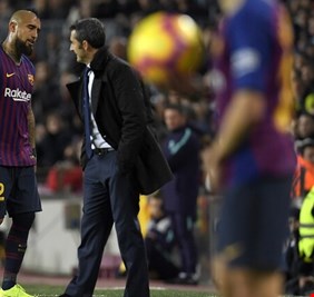 مدرب برشلونة: مقاضاة فيدال للنادي لن تؤثر على وضعه في الفريق