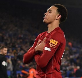 أرنولد يطعن بأسطورة الكرة الإنجليزية: لا أحد يريد أن يصبح غاري نيفيل