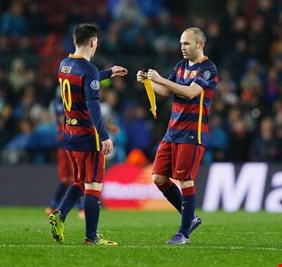 إنييستا يمني النفس بالعودة إلى برشلونة