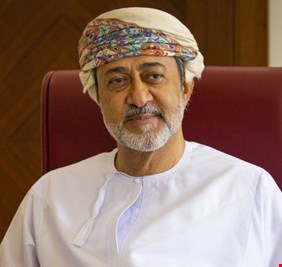 بعد ان كان السلطان قابوس لا يحب كرة القدم .. سلطان عمان الجديد لاعب كرة ومهاجم ممتاز !