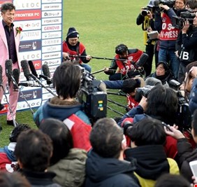 أقدم لاعب في تاريخ كرة القدم يمدد عقده مع فريقه لموسم إضافي