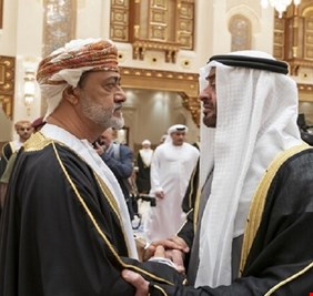 نشطاء يفسرون عادة عمانية رصدتها الكاميرات بين السلطان هيثم ومحمد بن زايد