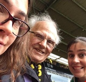 لاعبو ناد إنجليزي ينفذون وصية غريبة لمشجع بعد وفاته