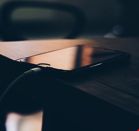 أسباب بطء شحن آيفون وخطوات بسيطة لتسريع العملية!