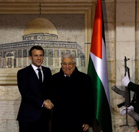عباس وماكرون يبحثان في رام الله القضية الفلسطينية والاعتراف بدولة فلسطين