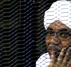 نقل البشير إلى مشفى السلاح الطبي بأم درمان