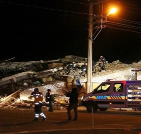 ارتفاع حصيلة ضحايا زلزال شرق تركيا إلى 19 قتيلا و922 جريحا