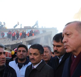 أردوغان يعد ببناء منزل لكل من بقي دون مأوى جراء الزلزال