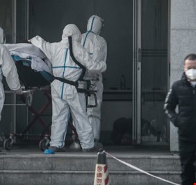 محاصرة بسبب “كورونا”.. طبيبة أميركية تروي بـ”الدموع” ما يجري في ووهان الصينية