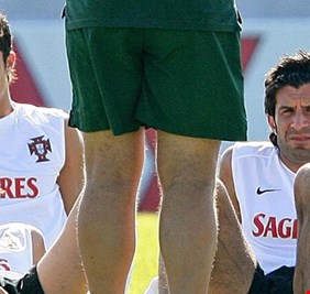 نجم ريال مدريد السابق يثير موجة سخرية بسبب تغريدة رونالدو