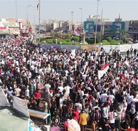 القبعات الزرقاء تقتحم المطعم التركي بـ (القوة) وتشتبك مع المتظاهرين