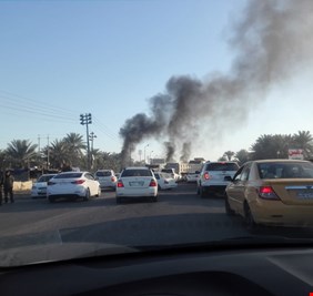 بالصور: أزمة تكليف علاوي تتفاقم متظاهرو النجف يغلقون الدوائر الحكومية ويقطعون طرقا رئيسية في المحافظة