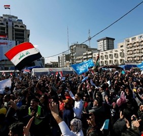 بعد التكليف وسلوك “القبعات الزرق”.. هتافات جديدة بين المتظاهرين: علاوي والصدر “الخصوم الجدد” لساحات الاحتجاج