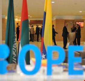 أوبك تدرس خفض 500 ألف برميل يومياً من إنتاج النفط