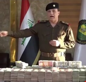 بالفيديو .. الفريق الركن سعد العلاق مدير الاستخبارات “يوبخ” ضباطاً بعد سرقة رواتب المنتسبين..